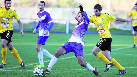 El centrocampista del Becerril Blanco, en una acción este domingo en el partido ante La Bañeza. 