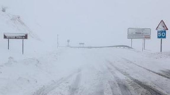 La nieve afecta a varias carreteras de la red provincial. 