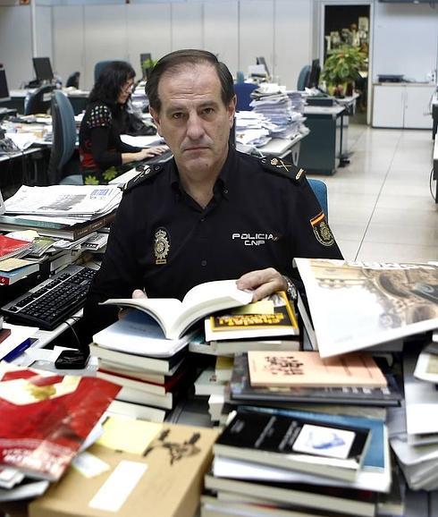 El comisario principal y jefe superior de la Policía Nacional en Castilla y León, Manuel Peña, lector impenitente, echa un vistazo a las novedades literarias en la mesa de la jefa de Culturas de la redacción de El Norte. 