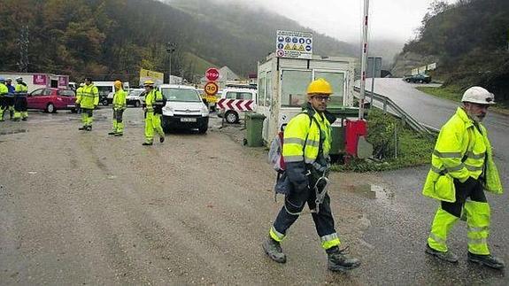 Trabajadores en la vertiente asturiana de las obras, cuando ocurrió la primera de las intoxicaciones. 