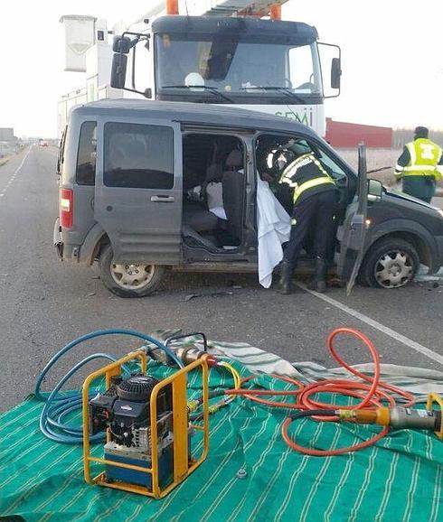 Imagen del lugar del accidente con los bomberos trabajando en la zona. 