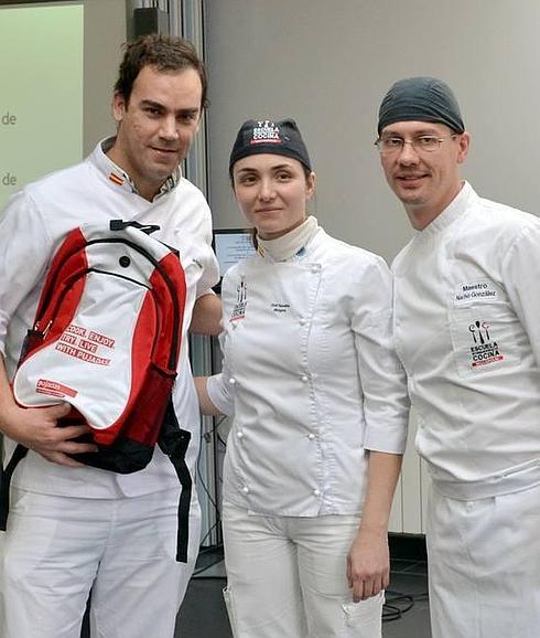 El alumno Javier del Guayo Ortiz, posa con dos profesores del Curso Superior de Ayudante de Pastelería.