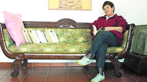 Sabina de la Cruz, compañera sentimental del poeta Blas de Otero, en su vivienda en Vizcaya.