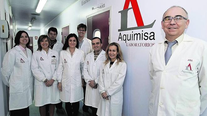 Jesús García, en primer término, junto a varios responsables de los distintos departamentos de Aquimisa Laboratorios. 