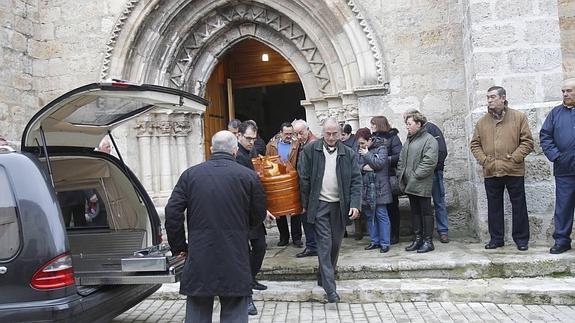 El féretro con los restos de Amelia Rodríguez, a su salida de la iglesia de Vertavillo.