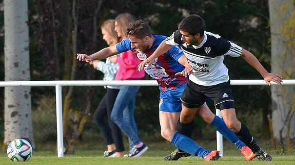 Miguel Herranz, que vuelve a ser baja, protege el balón en un partido anterior. 