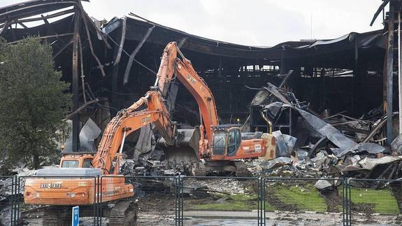 Trabajos de desescombro en la destruida fábrica de Campofrío