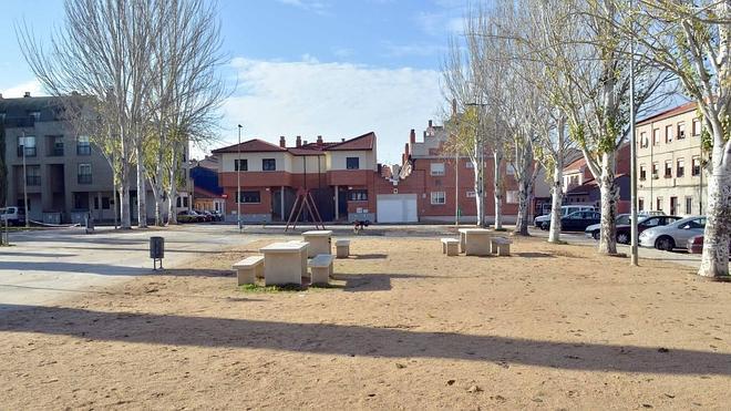 Los vecinos reclaman un espacio de césped en la zona de merendero del parque de las Nieves y rodearlo con un seto.