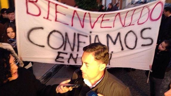 Marcos Martínez delante de una pancarta de apoyo.
