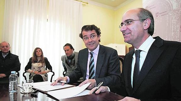 Mañueco e Iglesias estampan sus rúbricas en un acuerdo entre el Ayuntamiento y la Diputación. 