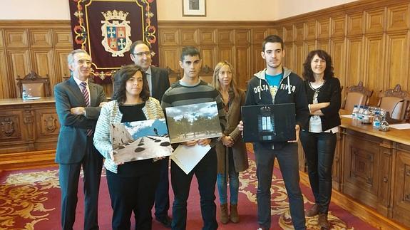 Los tres ganadores del Maratón Fotográfico posan con representantes del Ayuntamiento y de El Norte de Castilla. 