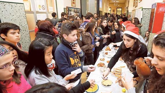 Los alumnos llenaron los pasillos del centro para participar en esta iniciativa.