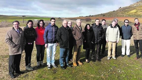 Visita realizada ayer por los representantes de los distintos ayuntamientos a las obras de la Vía Verde. 