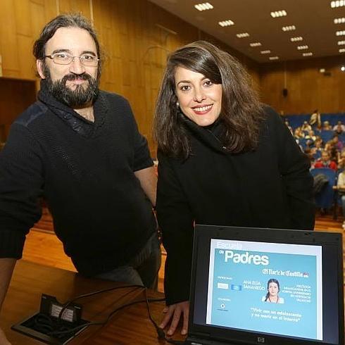 Antonio Encinas, de El Norte, moderador de la conferencia, y Ana Elúa, psicóloga y ponente de la Escuela de Padres de El Norte. 