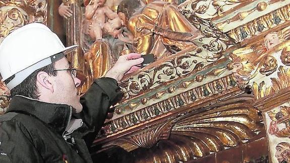 Un técnico de la Fundación Santa María la Real coloca un sensor en un retablo, en el mes de febrero pasado. 