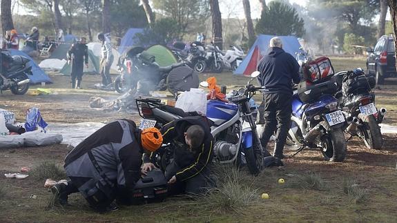 Moteros acampados en Puente Duero en una edición anterior 