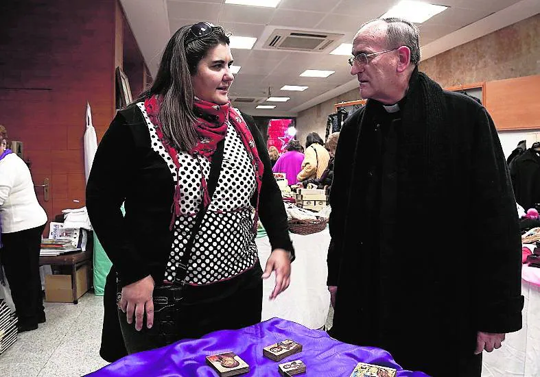 Rocío Ledesma dialoga con el obispo Carlos López. 