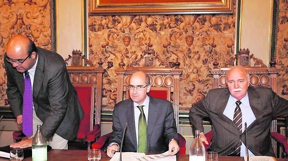 Carlos García Sierra, Javier Iglesias y Francisco Albarrán, antes de comenzar un pleno en la Diputación.