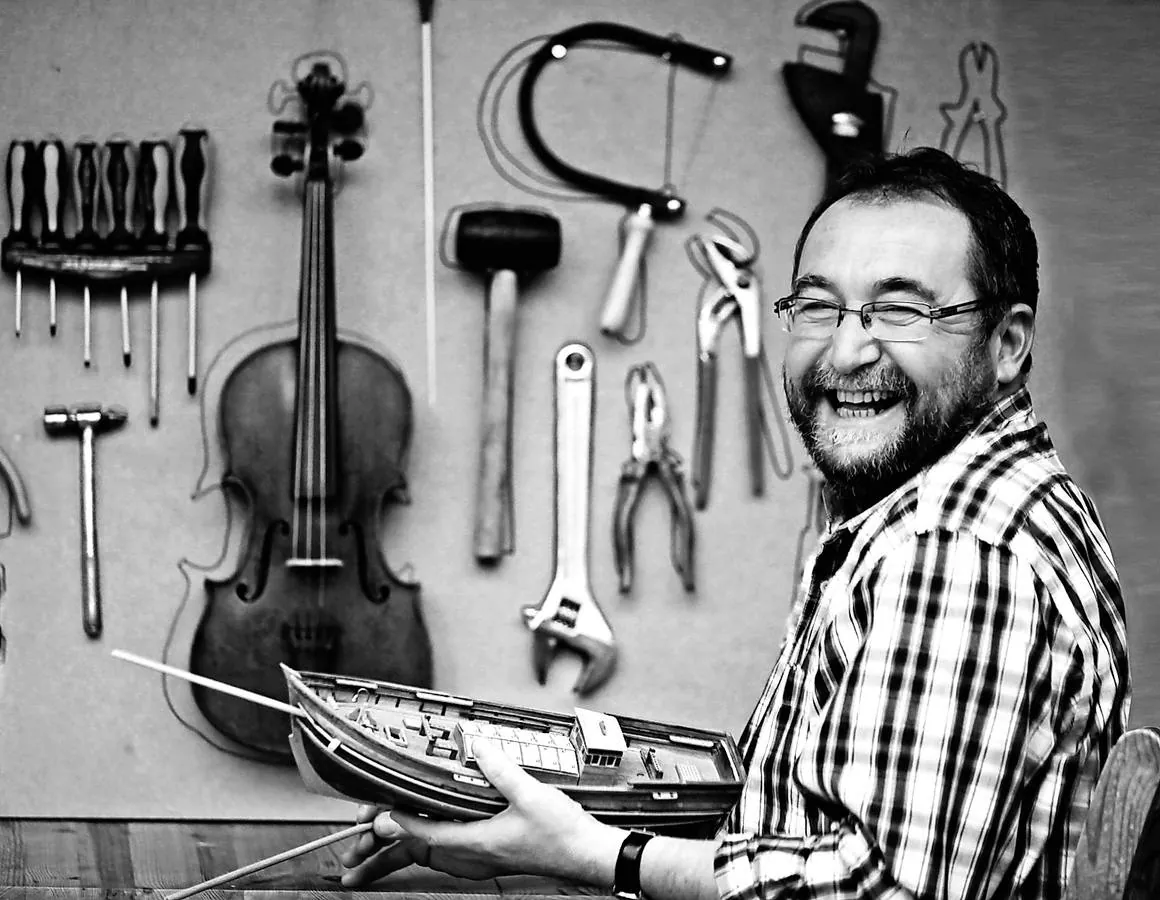 Dorel es luthier en su casa. Está construyendo una fragata junto al Esgueva. Nacho Carretero