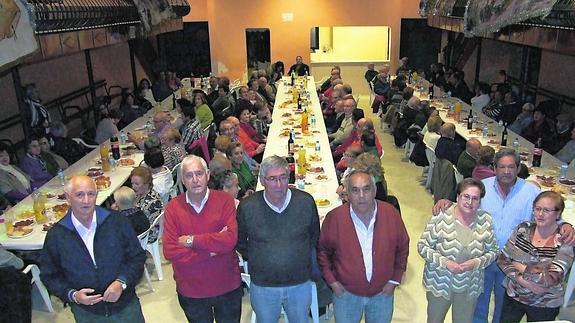 Francisco Celador, Pedro Pérez, Jesús de la Fuente, Calisto García, Paqui Gavilán, Galo Galán y Teo Gallego, el día de la merienda. 