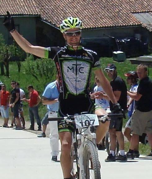 Óscar Pujol celebra su triunfo en el I Trofeo Bison Bonasus de Bicicleta de Montaña de San Cebrian de Muda.