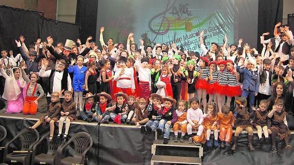 Los alumnos de la escuela saludan al finalizar la actuación.