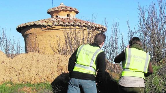 Los agentes del equipo Roca de la Guardia Civil de Palencia inspeccionan el entorno de una nave agrícola y un palomar en Bahillo. 