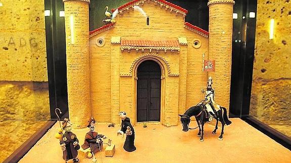 Unos peregrinos descansan frente a la iglesia de San Martín de Frómista.