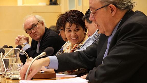 La alcaldesa charla con Andrés Torquemada durante el pleno mientras interviene Alfonso Reguera. 