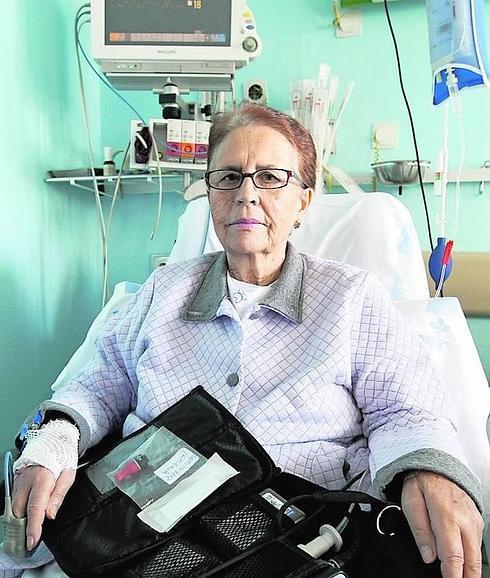 La paciente, de 73 años, posa con el controlador portátil. 