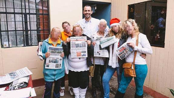 Las internas españolas en Cuzco, con la vallisoletana en el centro, con un ejemplar de El Norte, posan sonrientes tras recibir la visita de la Fundación +34. 