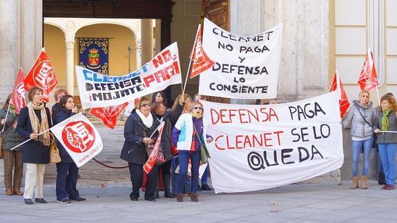 Protesta de las empleadas de Cleanet, a las puertas del Palacio Real, sede la IV Subinspección General del Ejército de Tierra. R. UCERO