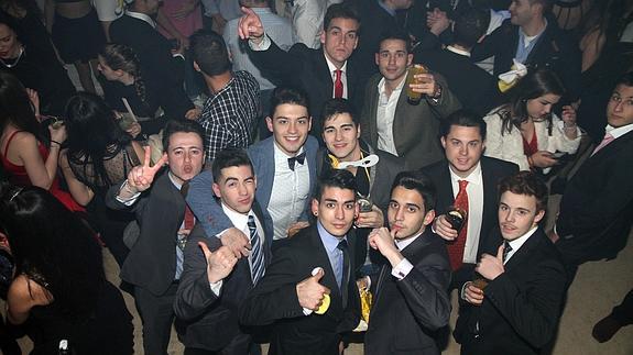 Un grupo de jóvenes disfrutan de la fiesta por el nuevo año en el bar Follow. 