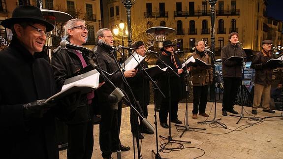 Los miembros de Tutto Voce cantan villancicos en la Plaza Mayor. 