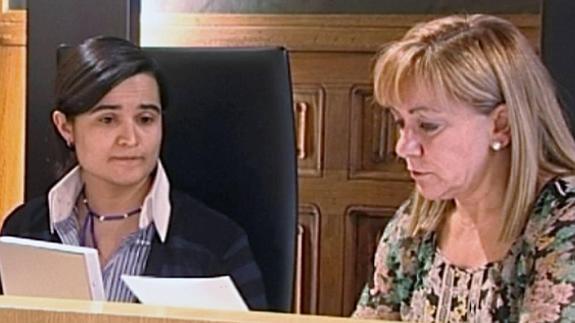Triana Martínez junto a Isabel Carrasco en la Diputación de León en 2010.
