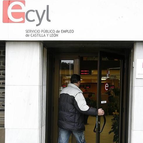 Un hombre entra en una oficina del Ecyl.