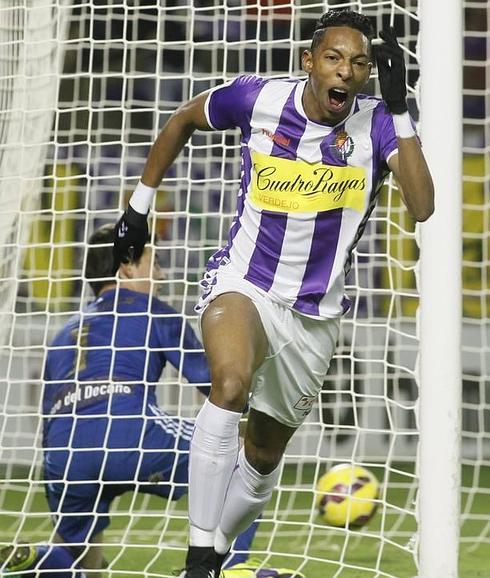 Mojica celebra el gol de la victoria ante el Recreativo en Zorrilla.G. VILLAMIL
