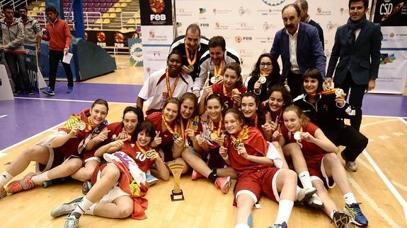 Las chicas cadetes de Castilla y León celebran su título de campeonas de España. 