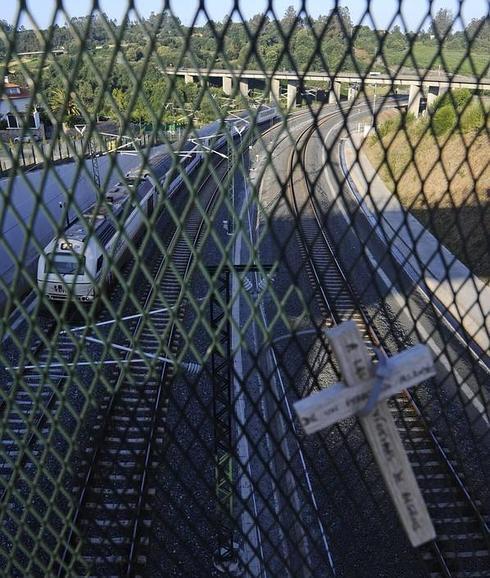 Una cruz en Angrois recuerda a los fallecidos.