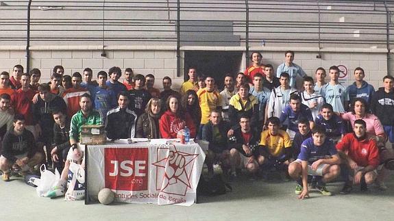 Colaboradores y participantes en el torneo solidario celebrado en Sanchonuño.