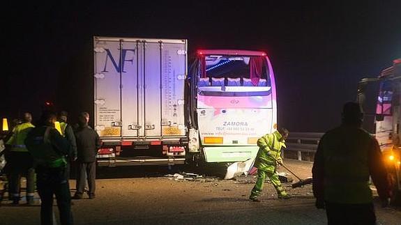 Dos autobuses, un camión y un turismo se han visto implicados en un accidente múltiple en el kilómetro 431 de la autovía A-11, en el término municipal de Toro. 
