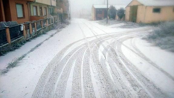 Carretera helada en Yanguas de Eresma a las diez de la mañana de este miércoles.