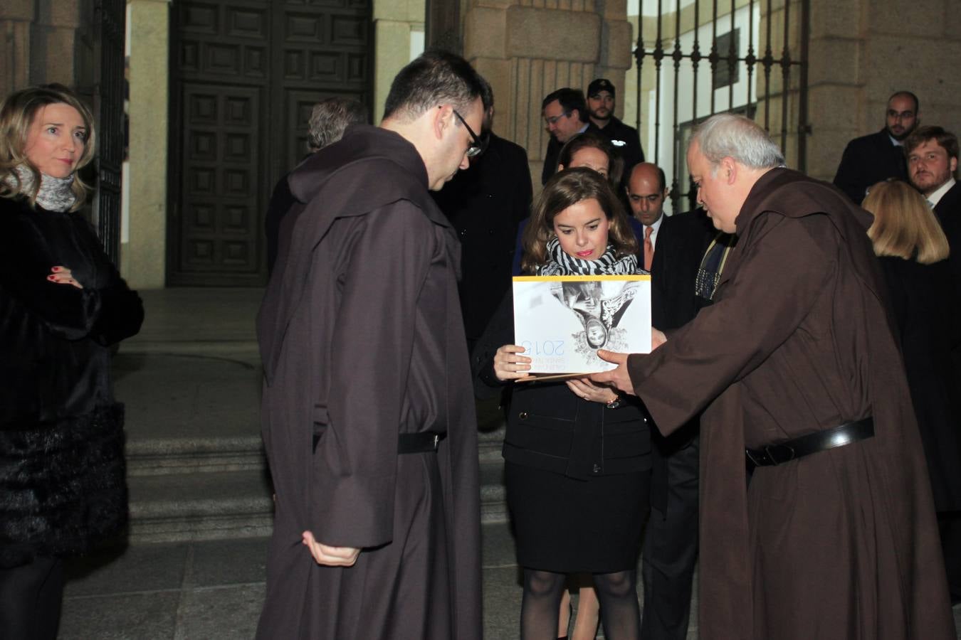 La vicepresidenta recibe un obsequio de los Padres Carmelitas. 