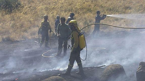 Un grupo formado por bomberos y civiles trabajan en al extinción de un incendio en Los Ángeles de San Rafael.