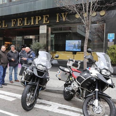 Motos a la puerta del hotal Felipe IV 