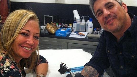 Sesión de tatuaje de Belén Esteban con Leo Miralles. 