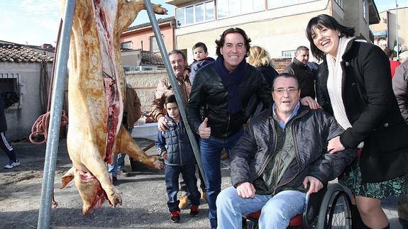 El periodista Pipi Estrada, con el presidente de Asgem Eduardo Barrios y Lorena López, presidenta de Facalem, en Venta Magullo.