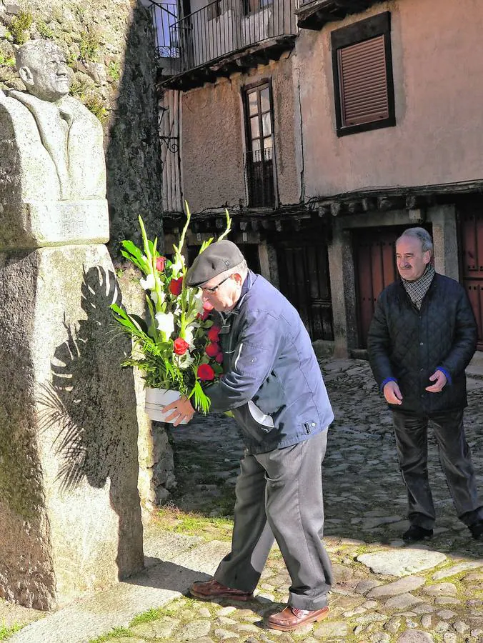 Ildefonso Gómez coloca un centro de flores ante el busto de Legendre, en presencia del alcalde. 