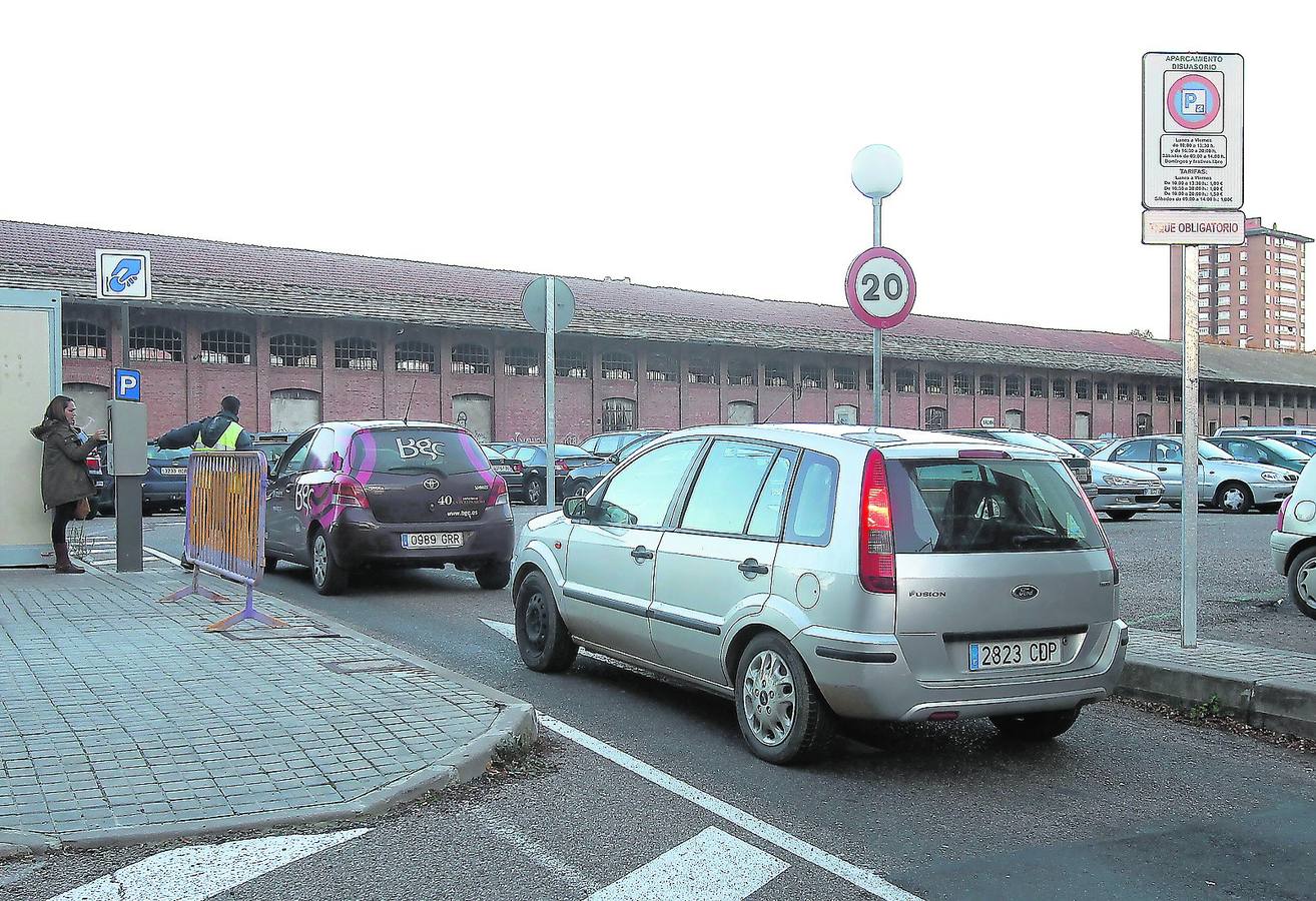 Dos vehículos se disponen a entrar en el aparcamiento de la Estación de Pequeña Velocidad.