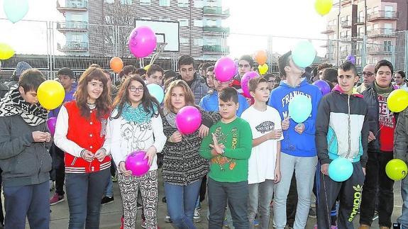 Alumnos de Don Bosco se preparan para la suelta de globos en Villamuriel.